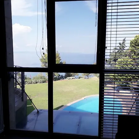 Castle On The Edge Of The Sea 네아 포티데아